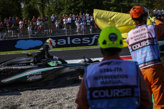 F1 - ITALIAN GRAND PRIX 2025 12 KIMI ANTONELLI Andrea (ita), Mercedes AMG F1 Team W16, action crash, accident, marshall, commissaire de piste, marshal, marshalls, marshals during the 2025 Formula 1 Pirelli Grand Premio d™Italia, 2025 Italian Grand Prix, 16th round of the 2025 FIA Formula One World Championship, WM, Weltmeisterschaft from September 5 to 7, 2025 on the Autodromo Nazionale Monza, in Monza, Italy - MonzaItaly  Copyright: xXavixBonillax