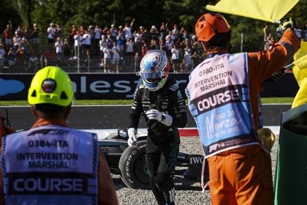 F1 - ITALIAN GRAND PRIX 2025 12 KIMI ANTONELLI Andrea (ita), Mercedes AMG F1 Team W16, action crash, accident, marshall, commissaire de piste, marshal, marshalls, marshals during the 2025 Formula 1 Pirelli Grand Premio d™Italia, 2025 Italian Grand Prix, 16th round of the 2025 FIA Formula One World Championship, WM, Weltmeisterschaft from September 5 to 7, 2025 on the Autodromo Nazionale Monza, in Monza, Italy - MonzaItaly  Copyright: xXavixBonillax
