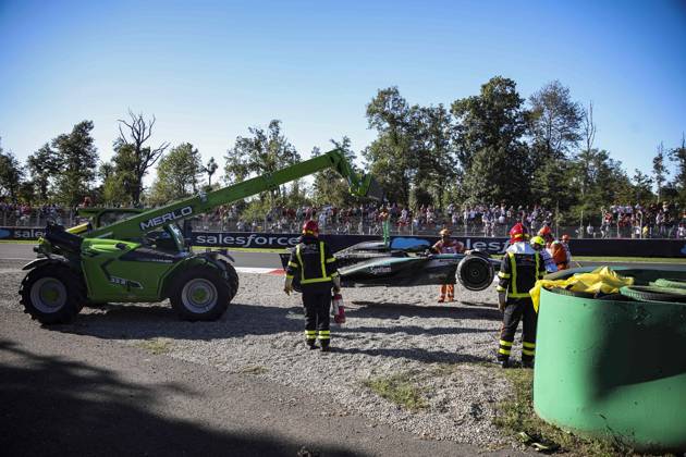 F1 - ITALIAN GRAND PRIX 2025 12 KIMI ANTONELLI Andrea (ita), Mercedes AMG F1 Team W16, action crash, accident, marshall, commissaire de piste, marshal, marshalls, marshals during the 2025 Formula 1 Pirelli Grand Premio d™Italia, 2025 Italian Grand Prix, 16th round of the 2025 FIA Formula One World Championship, WM, Weltmeisterschaft from September 5 to 7, 2025 on the Autodromo Nazionale Monza, in Monza, Italy - MonzaItaly  Copyright: xXavixBonillax