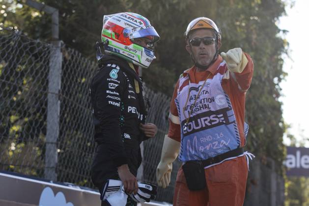 F1 - ITALIAN GRAND PRIX 2025 KIMI ANTONELLI Andrea (ita), Mercedes AMG F1 Team W16, portrait action crash, accident, marshall, commissaire de piste, marshal, marshalls, marshals during the 2025 Formula 1 Pirelli Grand Premio d™Italia, 2025 Italian Grand Prix, 16th round of the 2025 FIA Formula One World Championship, WM, Weltmeisterschaft from September 5 to 7, 2025 on the Autodromo Nazionale Monza, in Monza, Italy - MonzaItaly  Copyright: xXavixBonillax