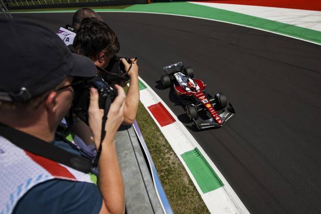 F1 - ITALIAN GRAND PRIX 2025 16 LECLERC Charles (mco), Scuderia Ferrari SF-25, action photographers during the 2025 Formula 1 Pirelli Grand Premio d™Italia, 2025 Italian Grand Prix, 16th round of the 2025 FIA Formula One World Championship, WM, Weltmeisterschaft from September 5 to 7, 2025 on the Autodromo Nazionale Monza, in Monza, Italy - MonzaItaly Copyright: xXavixBonillax