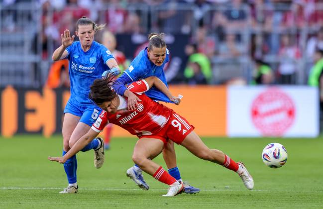 DEU, München, FC Bayern München vs Bayer Leverkusen, Google Pixel Frauen Bundesliga DFB, Saison 2526, Allianz Arena, 1. Spieltag, im Bild v.l.n.r: Claudia Wenger (Bayer Leverkusen 5), Jovana Damnjanović (Bayern München 9), Carlotta Wamser (Bayer Leverkusen 37), Zweikampf DFB DFL REGULATIONS PROHIBIT ANY USE OF PHOTOGRAPHS AS IMAGE SEQUENCES AND OR QUASI-VIDEO, 06.09.2025, Copyright: HMBxMedia HendrikxHamelau
