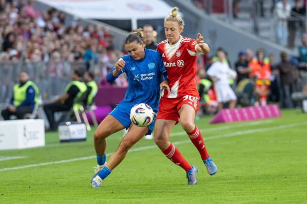 Kampf um den Ball Zweikampf zwischen Carlotta Wamser (Bayer 04 Leverkusen, 37) und Carolin Simon (FC Bayern Muenchen Frauen, 30) FC Bayern Muenchen Frauen vs. Bayer 04 Leverkusen, Fussball, Google Pixel Frauen-Bundesliga, 1. Spieltag, Saison 2025 2026, 06.09.2025. (DFL DFB REGULATIONS PROHIBIT ANY USE OF PHOTOGRAPHS as IMAGE SEQUENCES and or QUASI-VIDEO). FC Bayern Muenchen Frauen vs. Bayer 04 Leverkusen, Fussball, Google Pixel Frauen-Bundesliga, 1. Spieltag, Saison 2025 2026, 06.09.2025. Muenchen Copyright: xEibner-Pressefoto HeikexFeinerx EP_HFR
