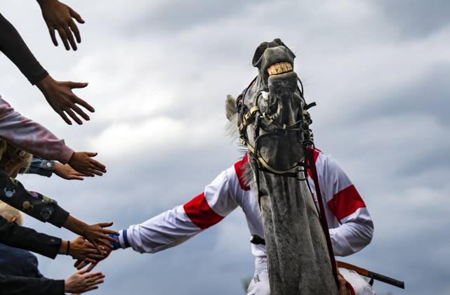 The fourth qualification for the Velka pardubicka steeplechase (5800 m, 5 years and older horses, subsidy 500.000 CZK), Pardubice, Czech Republic, September 6, 2025. Ondrej Velek on Star greets the spectators after the end of the race. (CTKxPhoto RomanxVondrous) CTKPhotoP2025090605075  CTKPhotoP2025090605075