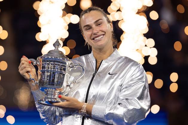 Aryna Sabalenka mit dem Pokal, Trophäe, Damen Einzel, Ladies Singles, Siegerehrung, Presentation, US Open Championships 2025, USTA Billie Jean King National Tennis Center, Flushing Meadows, New York, USA .. Copyright: xJuergenxHasenkopfx