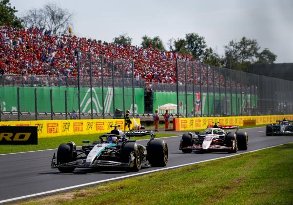 F1 - ITALIAN GRAND PRIX 2025 12 KIMI ANTONELLI Andrea (ita), Mercedes AMG F1 Team W16, action 87 BEARMAN Ollie Oliver (gbr), Haas F1 Team VF-25 Ferrari, action during the 2025 Formula 1 Pirelli Grand Premio d™Italia, 2025 Italian Grand Prix, 16th round of the 2025 FIA Formula One World Championship, WM, Weltmeisterschaft from September 5 to 7, 2025 on the Autodromo Nazionale Monza, in Monza, Italy - MonzaItaly  Copyright: xDPPIx