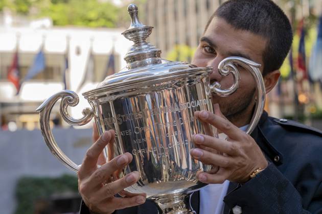 Spanish tennis player Carlos Alcaraz kisses the trophy that accredits him as champion of the 2025 US Open at Rockefeller Center in New York, USA 08 September 2025. Alcaraz has surpassed $53 million (approximately Ä45 million) in prize money after adding the $5 million he pocketed for his victory on Sunday at the US Open. Alcaraz surpasses $53 million in prize money with his five US Open titles !ACHTUNG: NUR REDAKTIONELLE NUTZUNG!  Copyright: xAngelxColmenaresx AME7444 20250908-55017861761_1