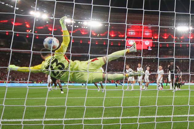 1. Bundesliga - Bayer 04 Leverkusen - Eintracht Frankfurt am 12.09.2025 in der BayArena in Leverkusen Alejandro Grimaldo (Leverkusen 20) erzielt gegen Torwart Michael Zetterer (Frankfurt 23) das Tor zum 1 zu 0