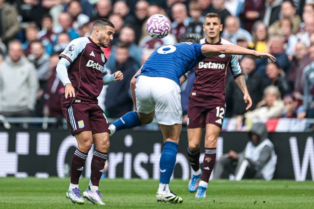 Premier League Everton v Aston Villa James Tarkowski of Everton heads the ball away during the Premier League match Everton vs Aston Villa at Hill Dickinson Stadium, Liverpool, United Kingdom, 13th September 2025 (Photo by Mark Cosgrove News Images) Liverpool Hill Dickinson Stadium Merseyside United Kingdom Copyright: xMarkxCosgrove NewsxImagesx