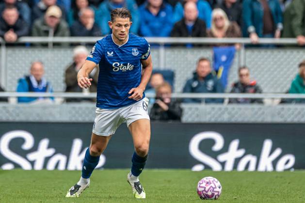 Premier League Everton v Aston Villa James Tarkowski of Everton with ball at his feet during the Premier League match Everton vs Aston Villa at Hill Dickinson Stadium, Liverpool, United Kingdom, 13th September 2025 (Photo by Mark Cosgrove News Images) Liverpool Hill Dickinson Stadium Merseyside United Kingdom Copyright: xMarkxCosgrove NewsxImagesx
