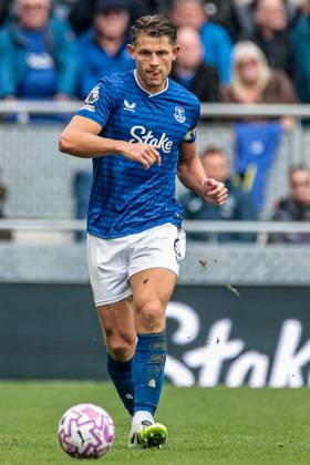 Premier League Everton v Aston Villa James Tarkowski of Everton with ball at his feet during the Premier League match Everton vs Aston Villa at Hill Dickinson Stadium, Liverpool, United Kingdom, 13th September 2025 (Photo by Mark Cosgrove News Images) Liverpool Hill Dickinson Stadium Merseyside United Kingdom Copyright: xMarkxCosgrove NewsxImagesx