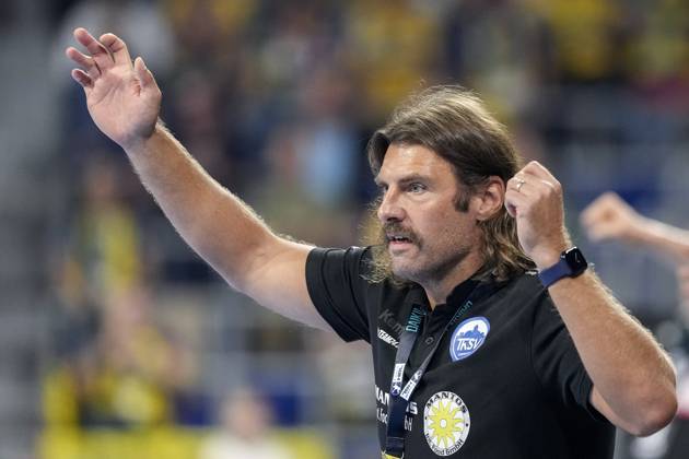 Sebastian Hinze (Trainer, Cheftrainer, ThSV), gibt Anweisungen, gestikuliert, mit den Armen gestikulieren, Einzelbild, Einzelfoto, Aktion, Action, 13.09.2025, Mannheim (Deutschland), Handball, Bundesliga, Rhein-Neckar Löwen - ThSV Eisenach