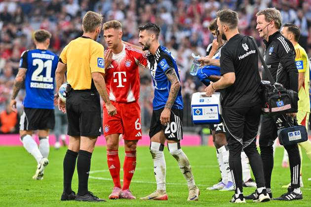 Bundesliga; FC Bayern München - Hamburger SV; 13.09.2025 Nach einem Zusammenprall zwischen Joshua KIMMICH (FC Bayern Muenchen 6) und Fabio VIEIRA (Hamburger SV 20) können beide weiter spielen Bundesliga: FC Bayern München - Hamburger SV; Allianz-Arena am 13.09.2025, DFL REGULATIONS PROHIBIT ANY USE OF PHOTOGRAPHS AS IMAGE SEQUENCES AND OR QUASI-VIDEO Copyright: xBEAUTIFULxSPORTS Goldbergx