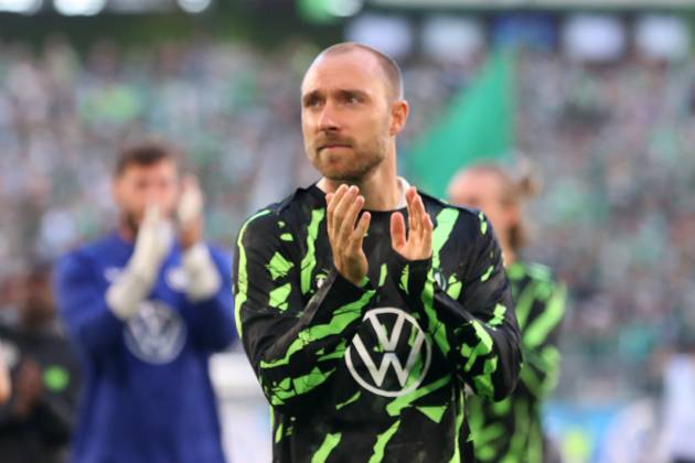 VfL vs. Köln, 1. BL Wolfsburg, 13.09.2025, FUßBALL - VfL Wolfsburg vs. 1. FC Köln, 1. BL, Saison 2025 26. Christian Eriksen (VfL Wolfsburg) bedankt sich bei den Fans. Wolfsburg
