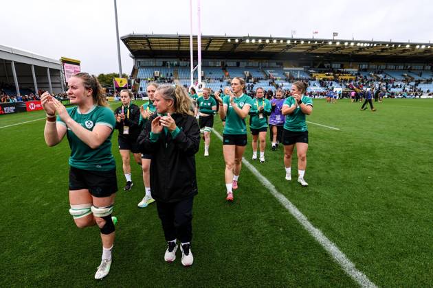 2025 Women s Rugby World Cup Quarter-Final, Sandy Park, Exeter, England 14 9 2025 France vs Ireland The Ireland team applaud the fans dejected after the game The Ireland team applaud the fans dejected after the game 14 9 2025 Copyright: x INPHO BenxBradyx BB3_7124