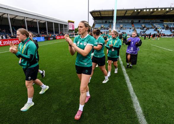 2025 Women s Rugby World Cup Quarter-Final, Sandy Park, Exeter, England 14 9 2025 France vs Ireland The Ireland team applaud the fans dejected after the game The Ireland team applaud the fans dejected after the game 14 9 2025 Copyright: x INPHO BenxBradyx BB3_7169