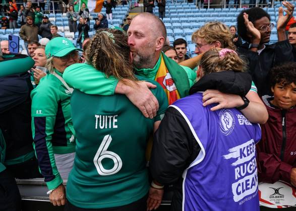 2025 Women s Rugby World Cup Quarter-Final, Sandy Park, Exeter, England 14 9 2025 France vs Ireland Ireland s Fiona Tuite and Sadhbh McGrath with Sadhbh McGrath™s Dad Mike after the game Ireland s Fiona Tuite and Sadhbh McGrath with Sadhbh McGrath™s Dad Mike after the game 14 9 2025 Copyright: x INPHO BenxBradyx BB3_7716