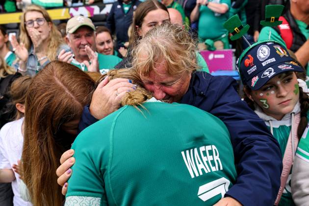 2025 Women s Rugby World Cup Quarter-Final, Sandy Park, Exeter, England 14 9 2025 France vs Ireland Ireland s Aoife Wafer with her Mum Sam Aoife Wafer with her Mum Sam 14 9 2025 Copyright: x INPHO BenxBradyx BB3_7827