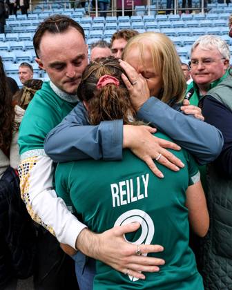 2025 Women s Rugby World Cup Quarter-Final, Sandy Park, Exeter, England 14 9 2025 France vs Ireland Ireland s Aoibheann Reilly with her family dejected after the game Aoibheann Reilly with her family dejected after the game 14 9 2025 Copyright: x INPHO BenxBradyx BB3_7916