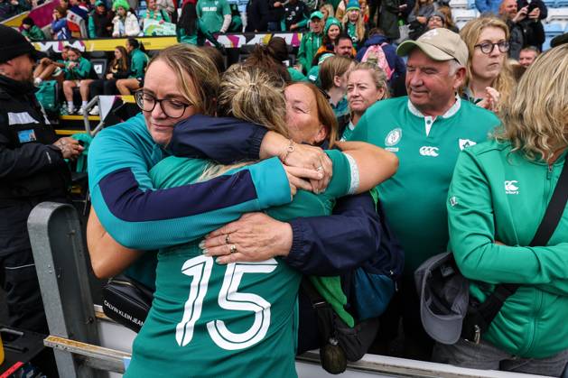 2025 Women s Rugby World Cup Quarter-Final, Sandy Park, Exeter, England 14 9 2025 France vs Ireland Ireland s Stacey Flood with her family dejected after the game Stacey Flood with her family dejected after the game 14 9 2025 Copyright: x INPHO BenxBradyx BB3_7985