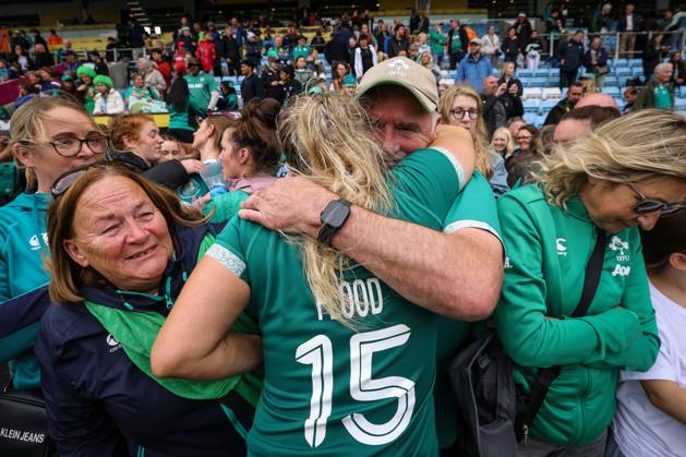 2025 Women s Rugby World Cup Quarter-Final, Sandy Park, Exeter, England 14 9 2025 France vs Ireland Ireland s Stacey Flood with her family dejected after the game Stacey Flood with her family dejected after the game 14 9 2025 Copyright: x INPHO BenxBradyx BB3_8036