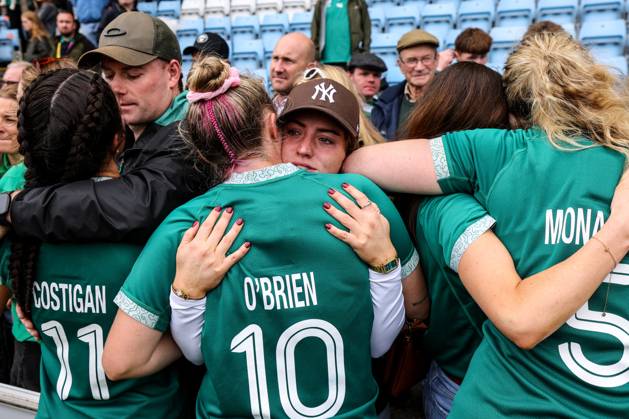 2025 Women s Rugby World Cup Quarter-Final, Sandy Park, Exeter, England 14 9 2025 France vs Ireland Ireland s Dannah O™Brien shares a hug with her partner Katie Whelan dejected after the game Dannah O™Brien shares a hug with her partner Katie Whelan dejected after the game 14 9 2025 Copyright: x INPHO BenxBradyx BB3_8095