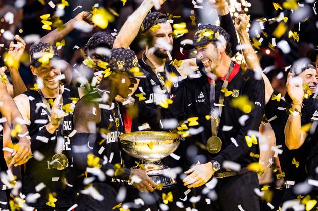 FIBA EuroBasket 2025: Gold Türkei - Deutschland; 14.09.2025 Dennis Schröder (Deutschland, 17) und Alex Mumbru (Bundestrainer Deutschland) lachend mit Pokal, Trophäe im Konfettiregen FIBA EuroBasket 2025: Gold Türkei - Deutschland; Riga, Arena Riga am 14.09.2025 Copyright: xBEAUTIFULxSPORTS Wunderlx