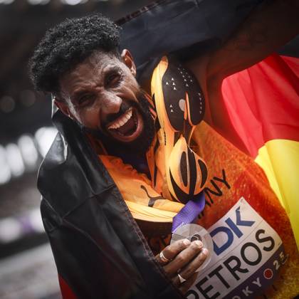 World Athletics Championships; Tokyo, 15.09.2025 Amanal Petros (GER) freut sich über SILBER nach dem Marathon an Tag 3 der World Athletics Championships im National Stadium in Tokyo, Japan am 15.09.2025. Copyright: xBEAUTIFULxSPORTS AxelxKohringx
