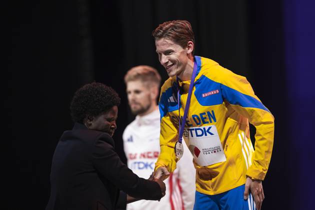 250915 Andreas Almgren of Sweden recevies this bronze medal for his third place at the medal ceremony for the men s 10000 meters final during day 3 of the 2025 World Athletics Championships on September 15, 2025 in Tokyo. Photo: Joel Marklund BILDBYRAN kod JM JM0731 bbeng friidrott athletics friidrett 2025 world athletics championships world athletics championships tokyo 25 friidrotts-vm friidretts-vm vm sverige jubel Copyright: JOELxMARKLUND BB250915JM055