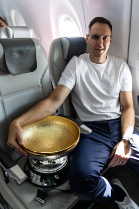 GER, Eurobasket 2025, Basketball Europameisterschaft, Heimreise und Empfang in Frankfurt 15.09.2025, ING Bank, Frankfurt, GER, Eurobasket 2025, Basketball Europameisterschaft, Heimreise und Empfang in Frankfurt Johannes Voigtmann (Deutschland, No 7) mit dem Pokal Â Foto Alexander Trienitz nordphoto GmbH