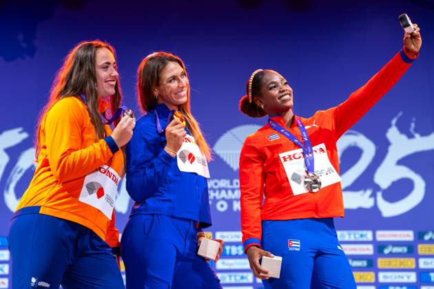 2025-09-15 World Athletics Championships Tokyo 2025 - Day 3 TOKYO, JAPAN - SEPTEMBER 15: Jorinde van Klinken of the Netherlands, Valarie Allman of United States of America, Silinda Morales of Cuba during the podium ceremony after competing during the Women s Discus Throw on day one of the World Athletics Championships Tokyo 2025 at National Stadium on September 15, 2025 in Tokyo, Japan. (Photo by Joris Verwijst BSR Agency) Tokyo Japan Content not available for redistribution in The Netherlands directly or indirectly through any third parties. Copyright: xBSRxAgencyx