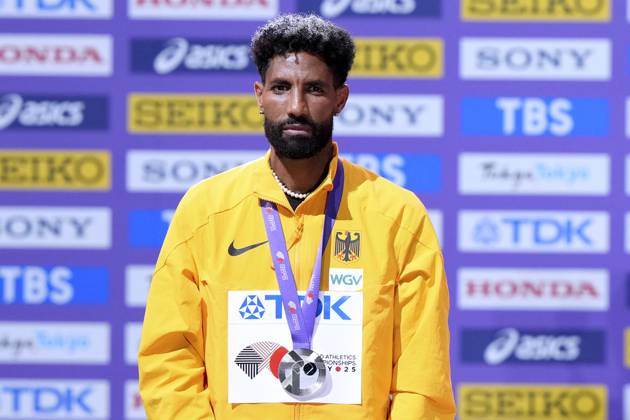 PETROS Amanal Team GER 2.Platz mit Silbermedaille bei der Siegerehrung 3.TAG Marathon Maenner Leichtathletik Weltmeisterschaften 2025 in Tokyo Tokyo am 15.09.2023 Copyright: xLacixPerenyix