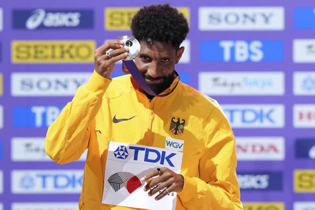 PETROS Amanal Team GER 2.Platz mit Silbermedaille bei der Siegerehrung 3.TAG Marathon Maenner Leichtathletik Weltmeisterschaften 2025 in Tokyo Tokyo am 15.09.2023 Copyright: xLacixPerenyix