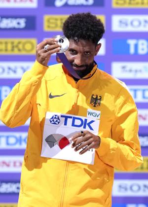 PETROS Amanal Team GER 2.Platz mit Silbermedaille bei der Siegerehrung 3.TAG Marathon Maenner Leichtathletik Weltmeisterschaften 2025 in Tokyo Tokyo am 15.09.2023 Copyright: xLacixPerenyix