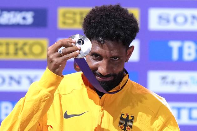 PETROS Amanal Team GER 2.Platz mit Silbermedaille bei der Siegerehrung 3.TAG Marathon Maenner Leichtathletik Weltmeisterschaften 2025 in Tokyo Tokyo am 15.09.2023 Copyright: xLacixPerenyix