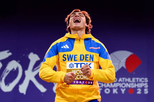 250916 Armand Duplantis of Sweden celebrates at the medal ceremony for the men™s pole vault during day 4 of the 2025 World Athletics Championships on September 16, 2025 in Tokyo. Photo: Joel Marklund BILDBYRAN kod JM JM0732 bbeng friidrott athletics friidrett 2025 world athletics championships world athletics championships tokyo 25 friidrotts-vm friidretts-vm vm jubel sverige världsrekord Copyright: JOELxMARKLUND BB250916JM005
