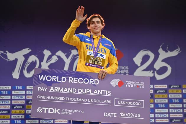 TOKYO, JAPAN 20250916 Sveriges Armand Duplantis tar emot sin guldmedalj i stavhopp och en check pa 100 000 USD under friidrotts-VM pa Japan National Stadium i Tokyo, Japan.