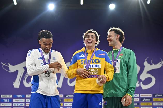 TOKYO, JAPAN 20250916 Sveriges Armand Duplantis tar emot sin guldmedalj i stavhopp USD under friidrotts-VM pa Japan National Stadium i Tokyo, Japan. Till vänster Greklands Emmanouil Karalis, som tog silver, och till höger USA:s Sam Kendricks och Australiens Kurtis Marschall, som tog brons.