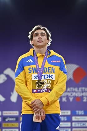 TOKYO, JAPAN 20250916 Sveriges Armand Duplantis tar emot sin guldmedalj i stavhopp under friidrotts-VM pa Japan National Stadium i Tokyo, Japan.