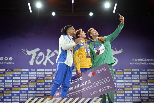 TOKYO, JAPAN 20250916 Sveriges Armand Duplantis tar emot sin guldmedalj i stavhopp USD under friidrotts-VM pa Japan National Stadium i Tokyo, Japan. Till vänster Greklands Emmanouil Karalis, som tog silver, och till höger USA:s Sam Kendricks och Australiens Kurtis Marschall, som tog brons.