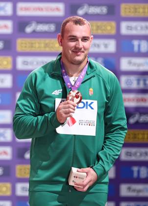 (250917) -- TOKYO, Sept. 17, 2025 -- Bronze medalist Bence Halasz of Hungary poses during the men s hammer throw awarding ceremony at the 2025 World Athletics Championships in Tokyo, Japan, Sept. 17, 2025. ) (SP)JAPAN-TOKYO-ATHLETICS-WORLD ATHLETICS CHAMPIONSHIPS-MEN S HAMMER THROW-AWARDING CEREMONY JiaxHaocheng 