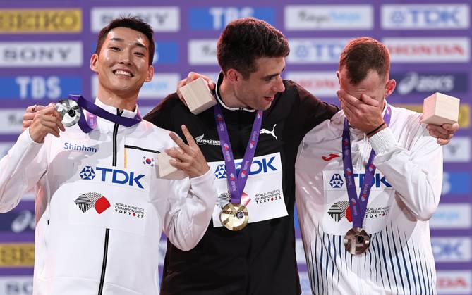 (250917) -- TOKYO, Sept. 17, 2025 -- Gold medalist Hamish Kerr (C) of New Zealand, silver medalist Woo Sanghyeok (L) of South Korea and bronze medalist Jan Stefela of the Czech Republic are seen during the men s high jump awarding ceremony at the 2025 World Athletics Championships in Tokyo, Japan, Sept. 17, 2025. ) (SP)JAPAN-TOKYO-ATHLETICS-WORLD ATHLETICS CHAMPIONSHIPS-MEN S HIGH JUMP-AWARDING CEREMONY JiaxHaocheng 