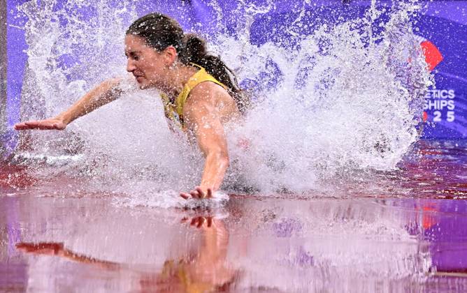 (250917) -- TOKYO, Sept. 17, 2025 -- Gesa Felicitas Krause of Britain falls down during the women s 3000m steeplechase final at the 2025 World Athletics Championships in Tokyo, Japan, Sept. 17, 2025. ) (SP)JAPAN-TOKYO-ATHLETICS-WORLD ATHLETICS CHAMPIONSHIPS-WOMEN S 3000M STEEPLECHASE-FINAL SongxYanhua 
