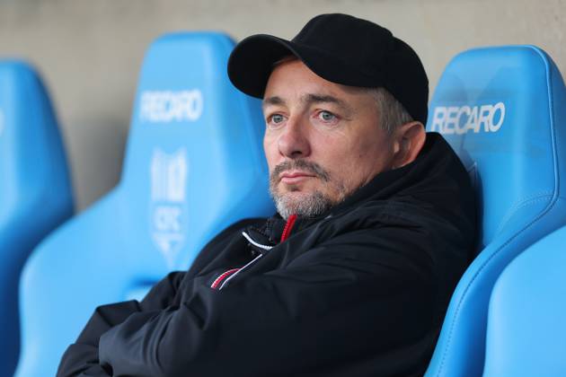 Chemnitz, 17.09.2025, eins-Stadion - An der Gellertstraße, Fußball, Männer, Saison 2025 2026, Regionalliga Nordost, 8. Spieltag , Chemnitzer FC - Hallescher FC 3:0 (2:0) , Im Bild: Sportdirektor Daniel Meyer (Halle) , Gemäß den Vorgaben des DFB, Deutscher Fußball Bund, ist es untersagt, in dem Stadion und oder vom Spiel angefertigte Fotoaufnahmen in Form von Sequenzbildern und oder videoähnlichen Fotostrecken zu verwerten bzw. verwerten zu lassen. DFB regulations prohibit any use of photographs as image sequences and or quasi-video.