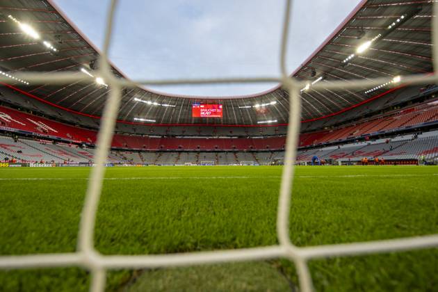 17.09.2025, Fussball UEFA Championsleague 2025 2026: 1.Spieltag, FC Bayern München - FC Chelsea, in der Allianz-Arena München. Ansicht durchs Tornetz, das Stadion noch leer.