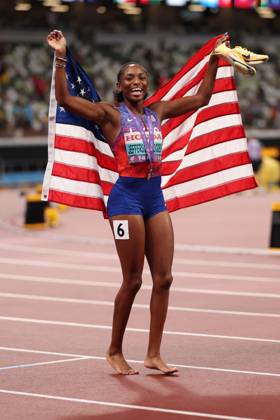 Day 7 - World Athletics Championships Tokyo 2025 Melissa Jefferson-Wooden of the USA celebrates with a Stars & Stripes after winning gold in the women s 200m final during the World Athletics Championships 2025 at the National Stadium in Tokyo, Japan, on September 19, 2025. Tokoyo Japan Copyright: xMIxNewsx originalFilename:fletcher-worldath250919_nppM8