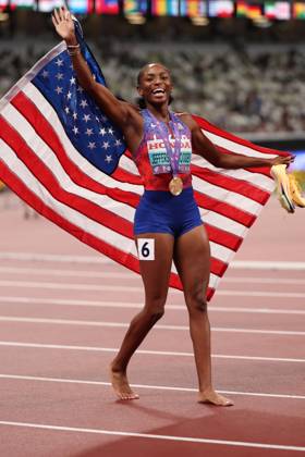Day 7 - World Athletics Championships Tokyo 2025 Melissa Jefferson-Wooden of the USA celebrates with a Stars & Stripes after winning gold in the women s 200m final during the World Athletics Championships 2025 at the National Stadium in Tokyo, Japan, on September 19, 2025. Tokoyo Japan Copyright: xMIxNewsx originalFilename:fletcher-worldath250919_npqie