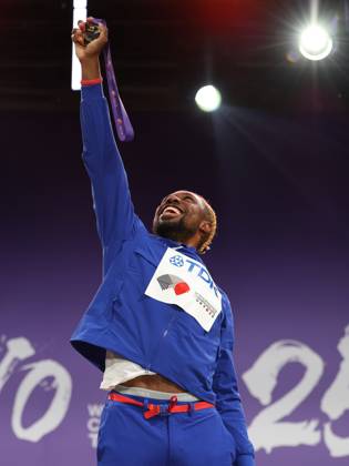 September 20, 2025, Shinjuku, Tokyo, Japan: NOAH LYLES of USA celebrates with his Gold Medal in the Men s 200m Medal Ceremony at the Tokyo 2025 World Athletics Championships in Tokyo, Japan Shinjuku Japan - ZUMAc179 20250920_zep_c179_018 Copyright: xMickaelxChavetx