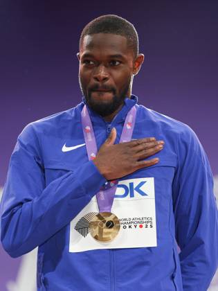 September 20, 2025, Shinjuku, Tokyo, Japan: RAI BENJAMIN of USA celebrates with his Gold Medal in the Men s 400m Hurdles Medal Ceremony at the Tokyo 2025 World Athletics Championships in Tokyo, Japan Shinjuku Japan - ZUMAc179 20250920_zep_c179_028 Copyright: xMickaelxChavetx
