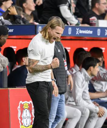 Schlussjubel Trainer Eugen Polanski (Bor. Mönchengladbach) Fussball 1. Bundesliga, 4.Spieltag, Bayer 04 Leverkusen - Borussia Moenchengladbach 1:1, am 21.09.2025 in Leverkusen Deutschland. DFL regulations prohibit any use of photographs as image sequences and or quasi-video Â